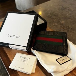 Gucci Signature Web Wallet (in very good condition)